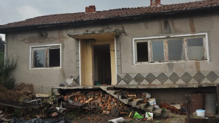 Къща в монтанското село Владимирово с поражения от градушката. Снимка БТА