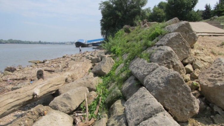 Дунав продължава да руши кейовата стена на Русе. снимка БТА