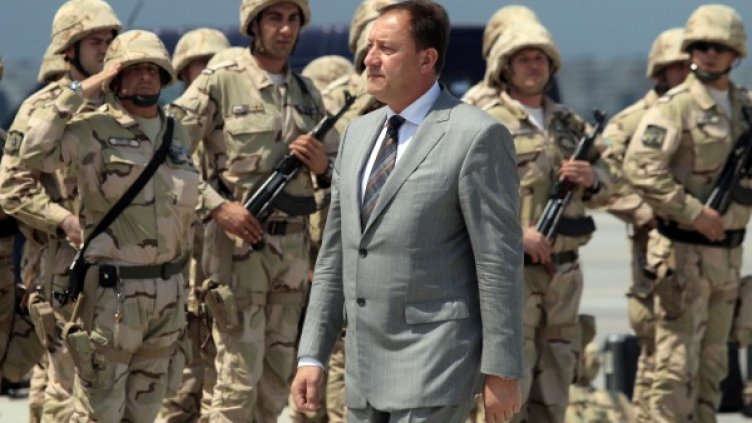 Ангел Найденов посреща военнослужещите. Снимка: БТА