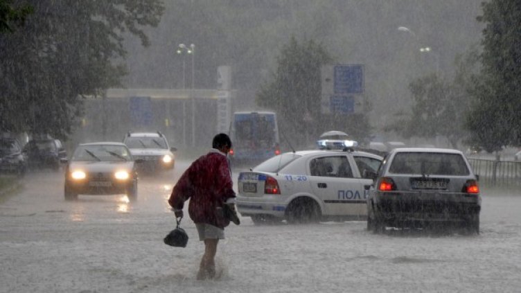 В Ловеч от снощи положението е критично. Снимка: БТА