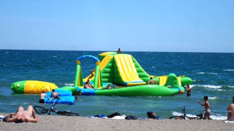 Атракцион на плажа в Бургас. Снимка: архив Булфото