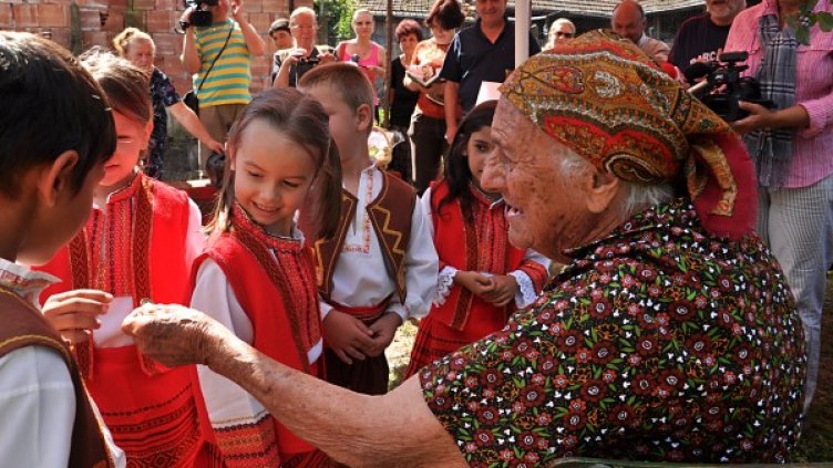 Баба Сева Кепрова посреща гости за стотния си рожден ден. Снимка: БТА