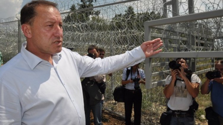 Министър Найденов инспектира съоръжението. Снимка: БТА