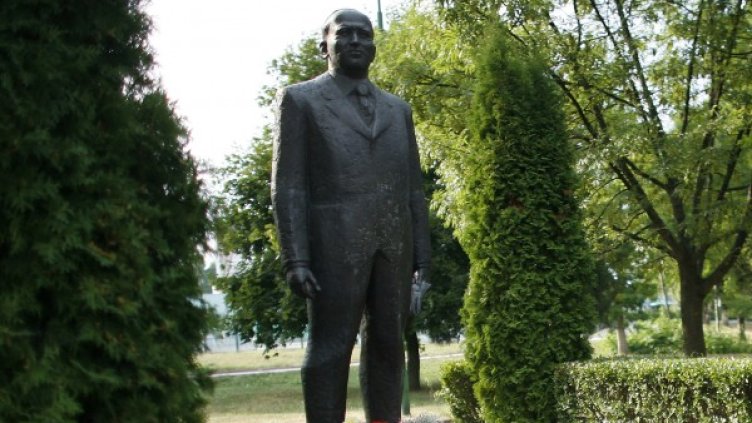 Паметник на Тодор Живков в Правец. Снимка: Reuters, архив