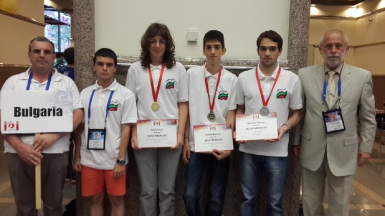 Български ученици са спечелили два златни и един сребърен медал на 26-ата международна олимпиада по информатика в Тайпе, Тайван, Снимка: МОН
Наградените ученици от Международната олимпиада по физика в град Астана, Казахстан, Снимка: МОН