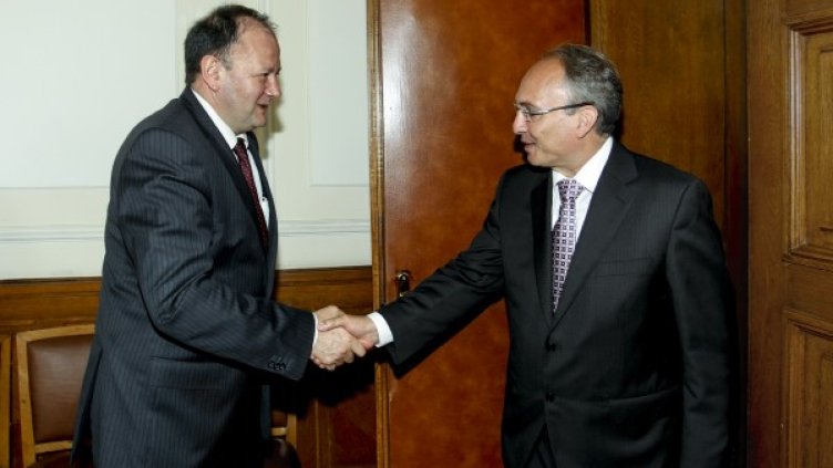 Михаил Миков и Зоран Йолевски Снимка: Народно събрание