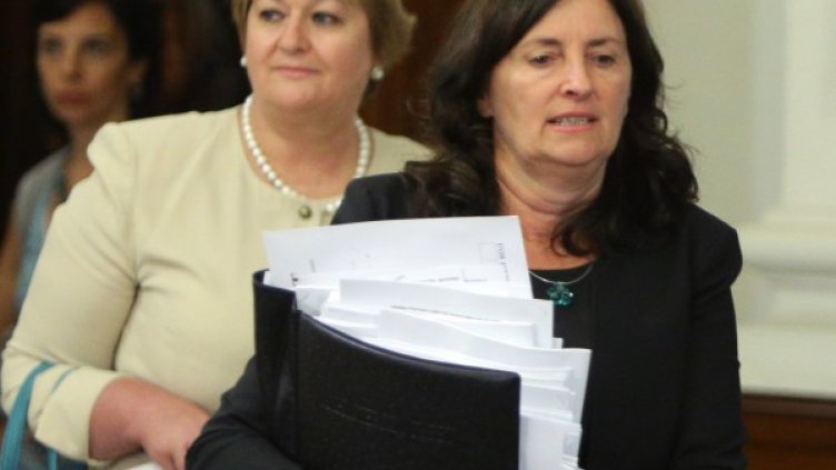 Вицепремиерът Даниела Бобева с тежки папки на брифинг след последното заседание на кабинета. Снимка: БТА