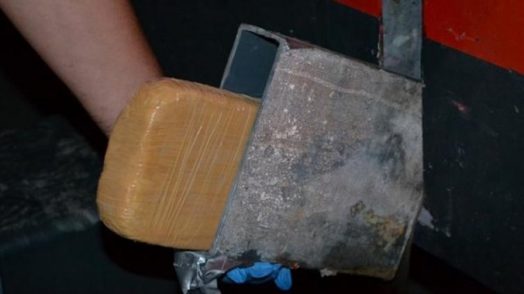 Пакет с хероина, открит в тайника на Капитан Андреево. Снимка Агенция "Митници"