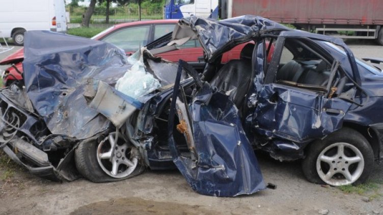 Смачканото БМВ от катастрофата в Бургаско. Снимка Булфото