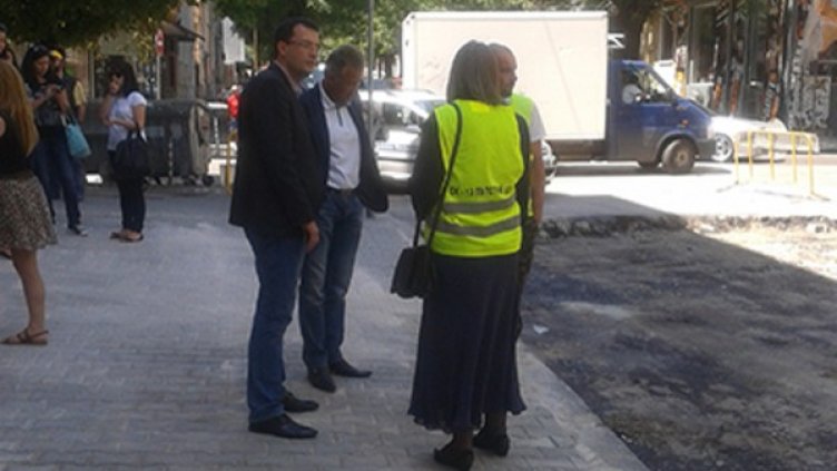 Зам.-кметът Любомир Христов проверява ремонта по ул. "Любен Каравелов". Снимка, Столична община