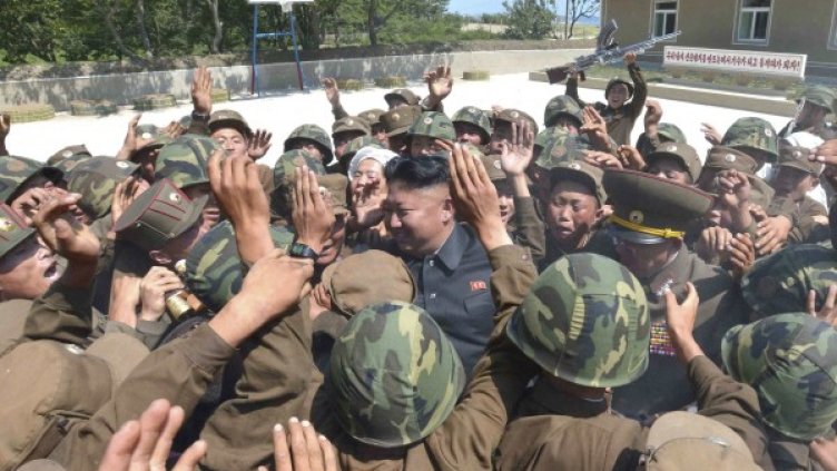 Лидерът на Северна Корея Ким Чен-ун инспектира военен пост. Снимка: Ройтерс, архив