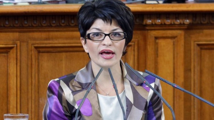 Десислава Атанасова по време на дебатите в НС Снимка: БТА