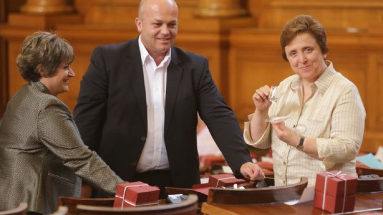 Дора Янкова от левицата показва подаръка от Михаил Миков. Снимка: БТА