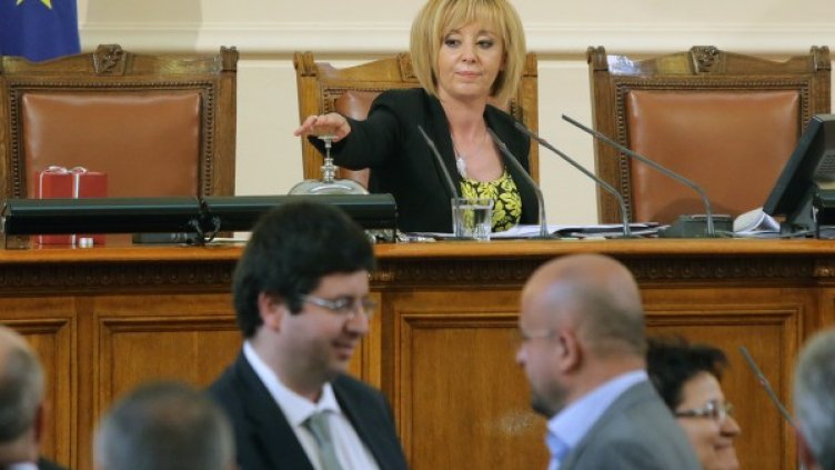 Мая Манолова удари последния звънец. Снимка: БТА