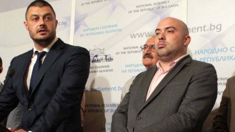 Гален Монев застана до Бареков. Снимка: ББЦ