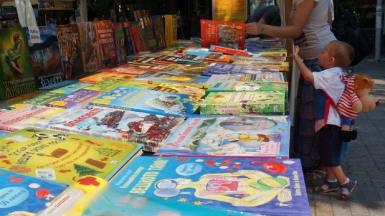 За четвърта година във Варна се провежда "Алея на книгата". Снимка: БулФото