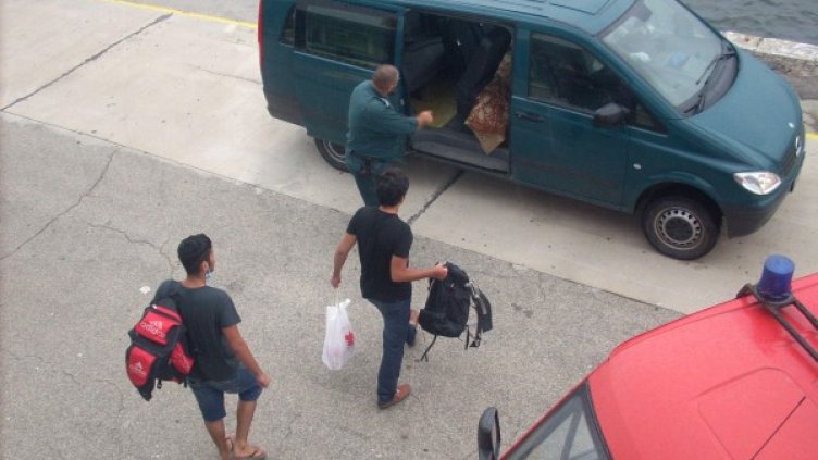 Част от задържаните край Варна бежанци. Снимка: Булфото