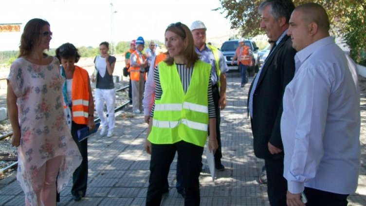 Николина Ангелкова инспектира участъка. Снимка: БТА