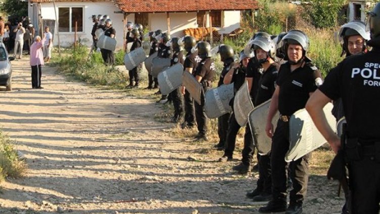 Наскоро жандармерия охранява ромски бунт срещу събарянето на незаконни къщи в Стара Загора. Снимка: архив
