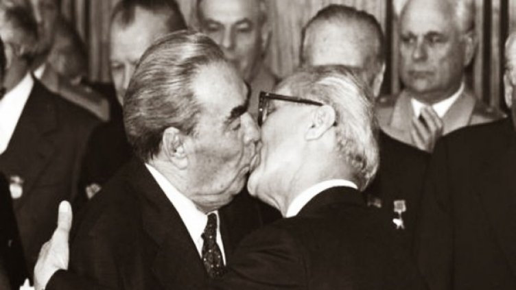 Снимка: VIP Brother
Оригиналният кадър с целувката на Брежнев и Хонекер. Снимка: VIP Brother