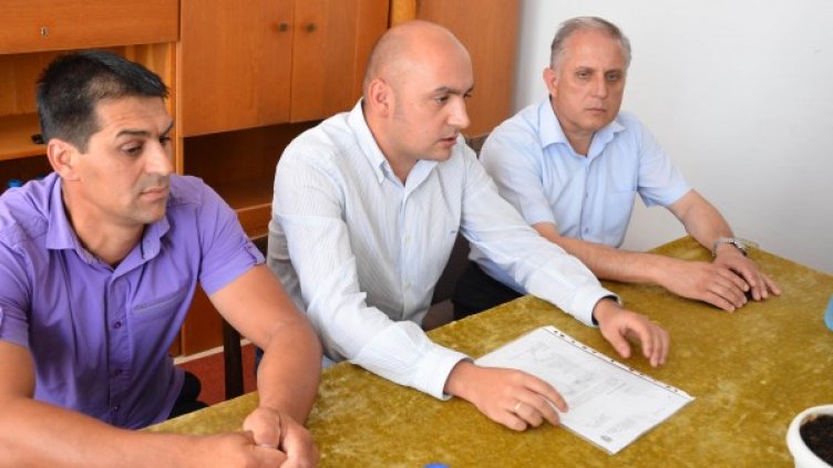 Васил Грудев (в средата) се срещна с фермери от региона. Снимка: БулФото