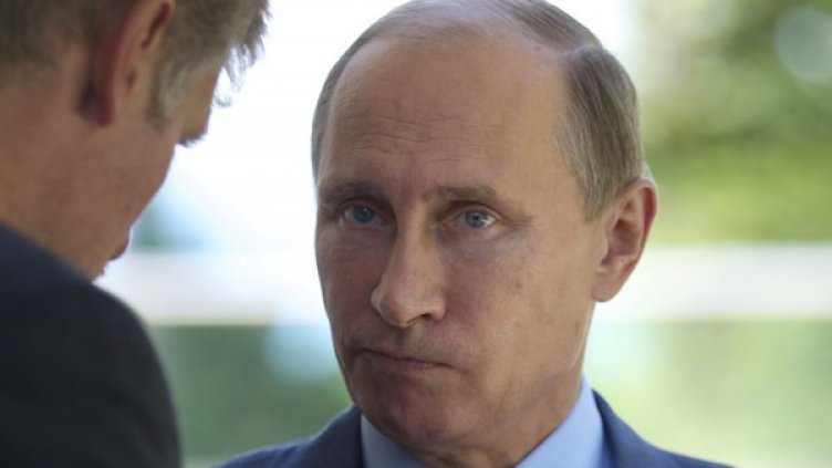 Владимир Путин слуша говорителя си Дмитрий Песков. Снимка: Reuters