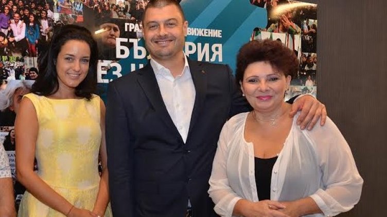 Бареков с Весела Драганова (д) и Калина Крумова (л). Снимка: ББЦ