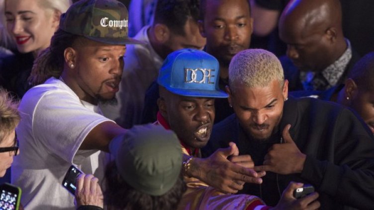 Певецът позира в клуба преди инцидента. Снимка: Reuters