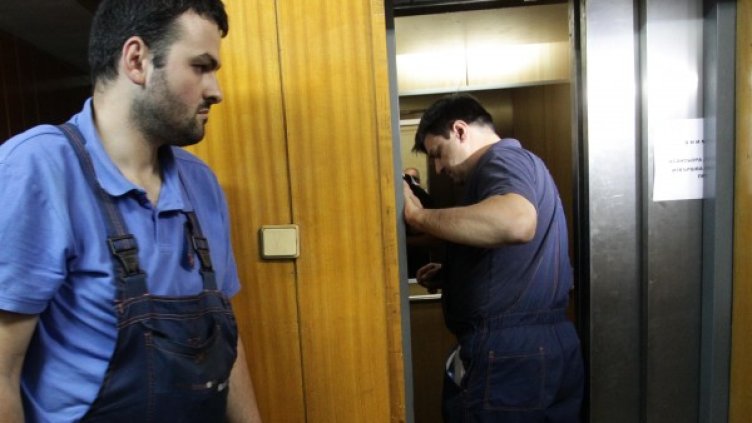 Проверка на асансьор. Снимка: БТА