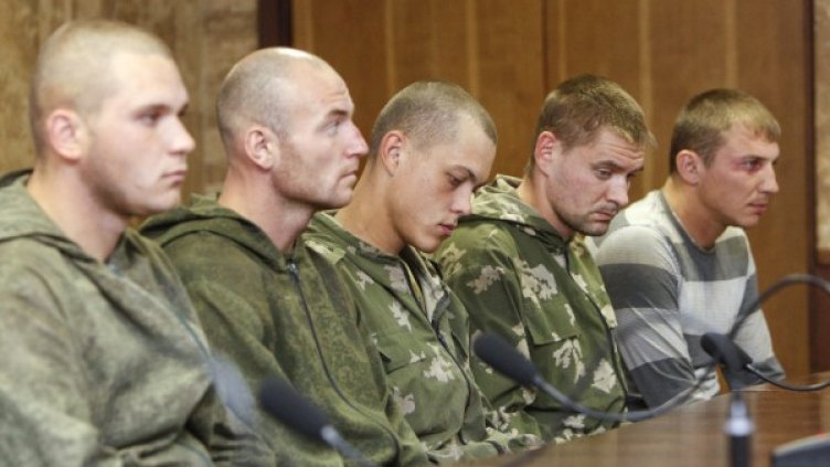 Част от заловените в Украйна руски войници. Снимка: Reuters