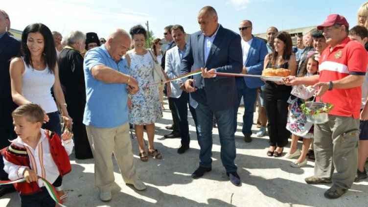 Бойко Борисов открива кравеферма. Снимка: БТА