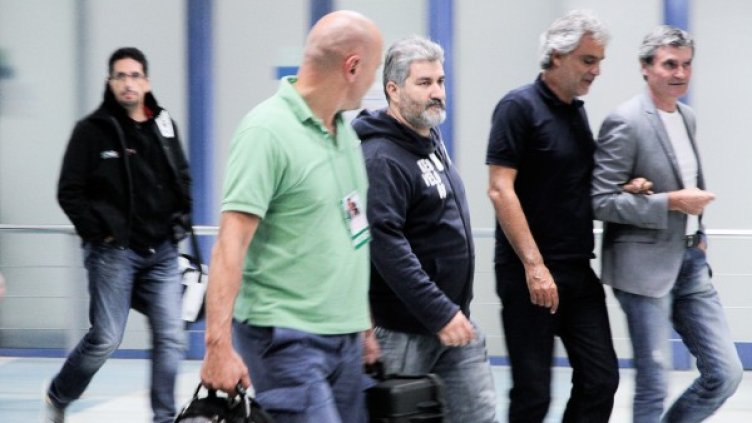 Андреа Бочели при пристигането си в София. Снимка, организаторите