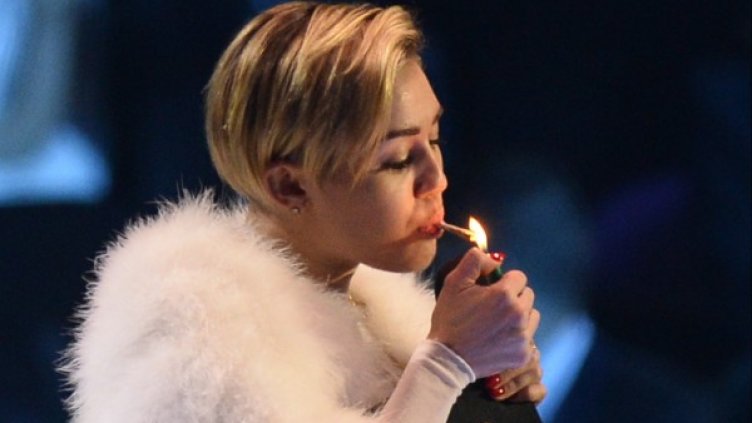 Майли пуши марихуана на сцената в Амстердам. Снимка: Reuters, архив