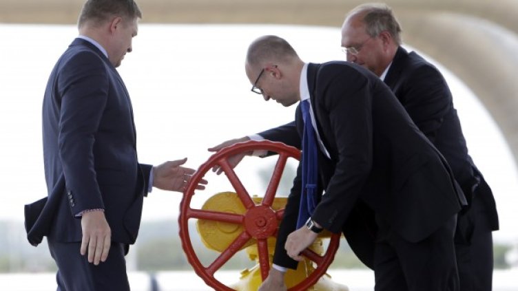 Роберт Фицо, Арсений Яценюк и Клаус-Дитер Борхарт. Снимка: Reuters