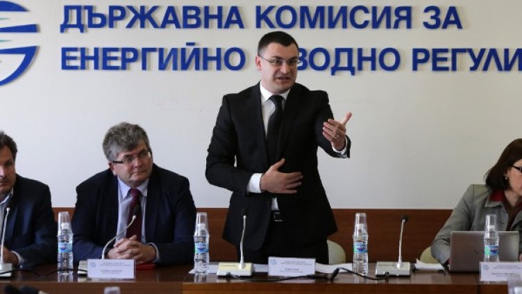 Досегашният шеф на ДКЕВР Боян Боев (д) и Еленко Божков Снимка: архив, БТА