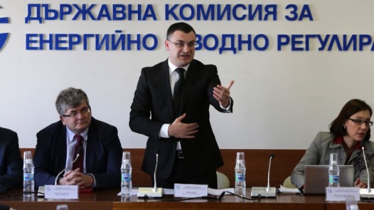 Досегашният шеф на ДКЕВР Боян Боев (д) и Еленко Божков Снимка: архив, БТА