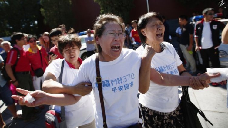 Роднини са се събрали по повод навършването на шест месеца от изчезването на малайзийския Боинг 777. Снимка: Reuters
