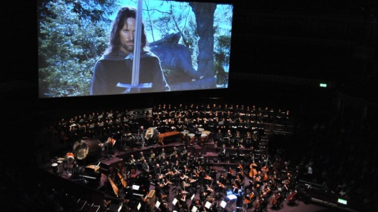 Екран с големината на триетажна сграда за концерта Lord of the Rings