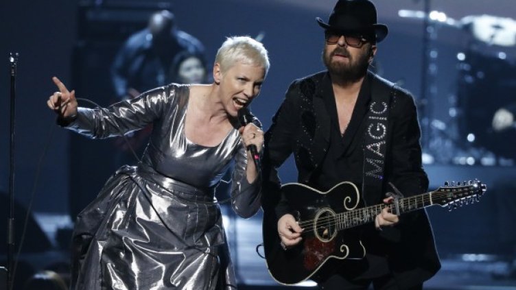 Ани Ленъкс и Дейв Стюарт. Снимка: Reuters