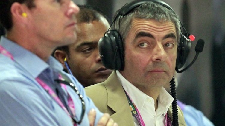 Роуън Аткинсън в бокса на McLaren по време на състезание от Формула 1. Снимка: Ройтерс