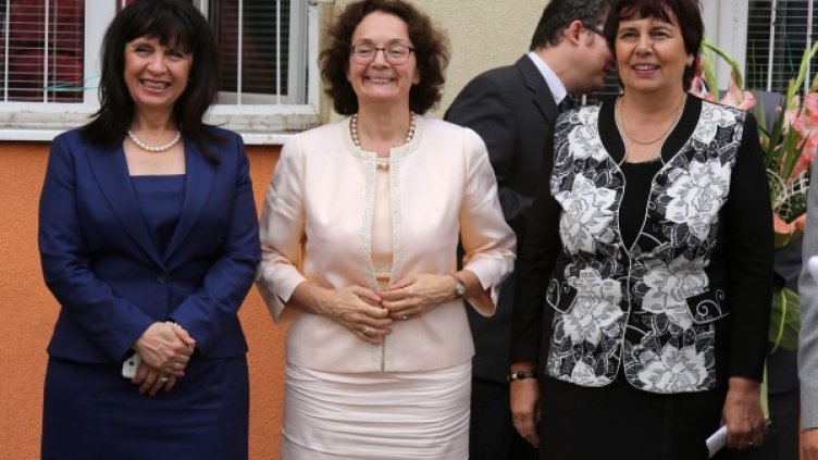 Министър Румяна Коларова в Първа Английска гимназия. Снимка БТА