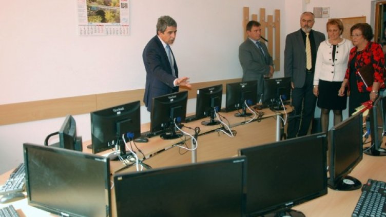Президентът разгледа новите компютърни кабинети. Снимка: БТА