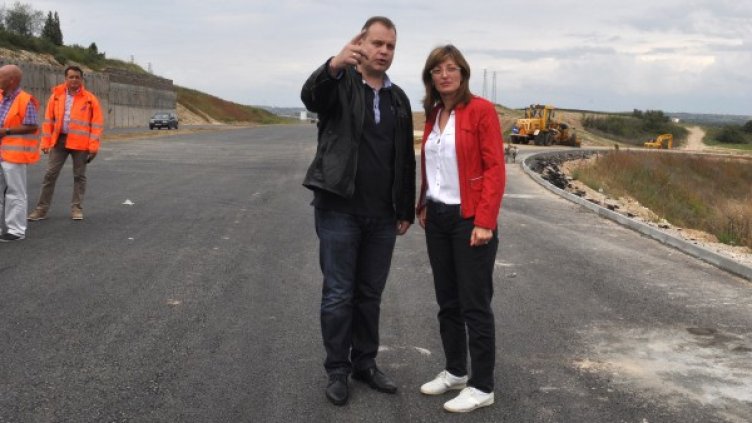 Министърът и шефът на АПИ провериха строителството на магистралата. Снимка: БТА