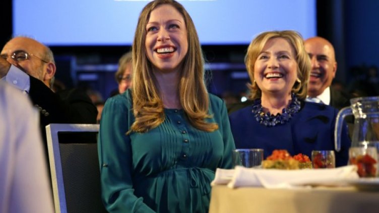 Челси и Хилъри Клинтън са доволни от "офертата" на Обама. Снимка: Reuters