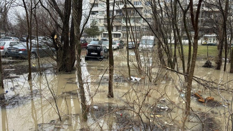 Коли "плават" в питейна вода в ж.к. Лагера СНИМКИ
