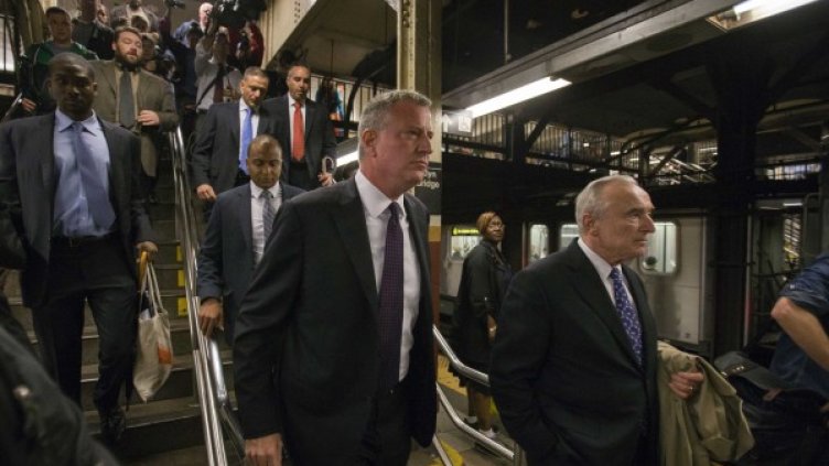 Бил де Блазио /вляво/ и Уилям Братън Снимка: Reuters