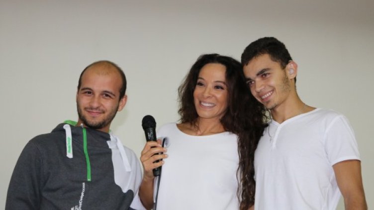 Водещата Маги Желазкова със студентите с увреден слух Магдален Цветанов и Александър Андреев.