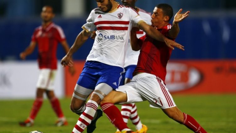 Съперничество на терена между футболист на "Замалек" (л) и на Ал Ахли (д).Снимка: архив, Reuters