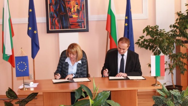 Подписването на споразумението. Снимка: Софийска община