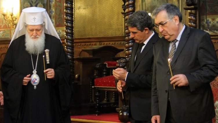 Президентът Росен Плевнелиев и служебният премиер Георги Близнашки присъстваха на заупокойна служба за загиналите, която отслужи патриарх Неофит в столичния храм "Св. Неделя". Снимка: БТА